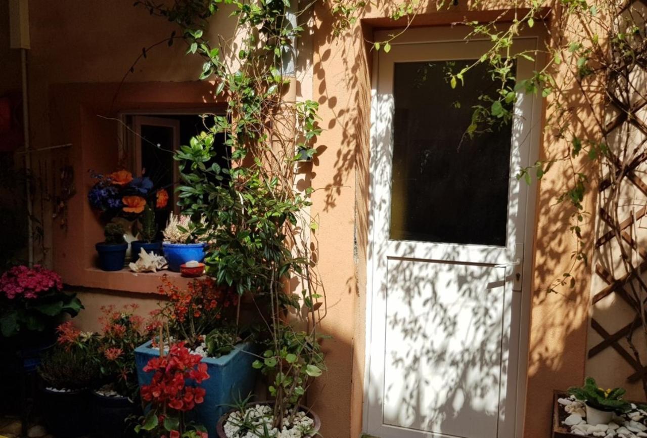 Petit Patio En Centre Ville Nîmes Exteriör bild